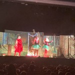 Na scenie tańczą Czerwony Kapturek i wróżki.