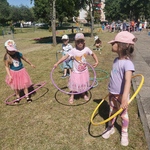 Dzieci bawiące się hula hop