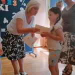 dziewczynka odbiera dyplom 