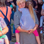 Babcia trzymająca wnuczkę na rękach.jpg