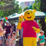 Animator przebrany w strój Kubusia Puchatka.jpg