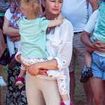 Mama trzymajaca córkę na rekach.jpg