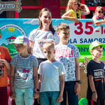 Nauczycielka z absolwentami przedszkola.jpg