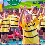 Tańczace dzieci w żółtych koszulkach w czarne paski.jpg
