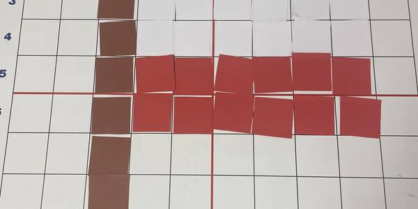 flaga Polski ułożona z białych, czerwonych i brązowych kartek na macie do kodowania