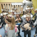 Grupa dzieci przebranych za misie Koala