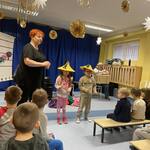 dzieci w chińskich kapeluszach na głowie