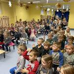 dzieci siedzące na widowni podczas koncertu