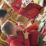 dzieci oglądające kartki walentynkowe