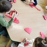 Dzieci składają serca techniką origami 