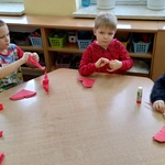 Dzieci składają serca techniką origami 