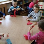 Dzieci składają serca techniką origami 