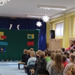 Dzieci oglądają spektakl z wykorzystaniem pacynek 