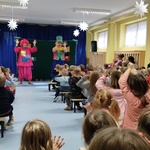 Aktorzy bawią się z dziećmi w trakcie spektaklu 
