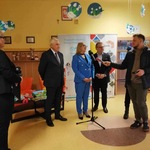 Pani Dyrektor w towarzystwie gości udzielająca wywiadu