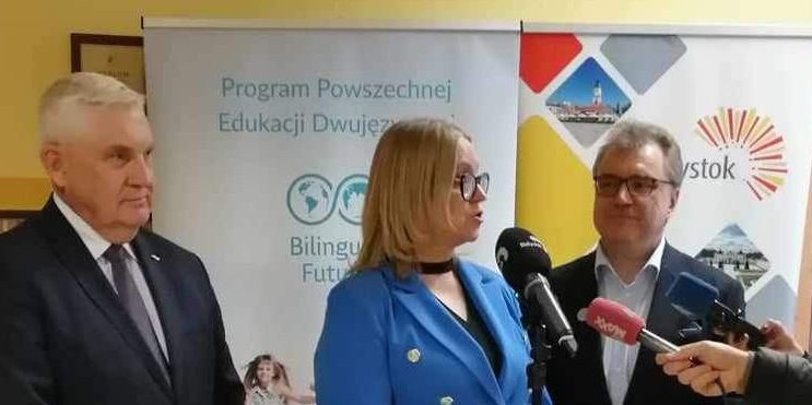 Na zdjęciu widać Prezydenta Miasta Białystok, Prezesa Programu Powszechnej Dwujęzyczności, Panią Dyrektor oraz dziennikarzy.
