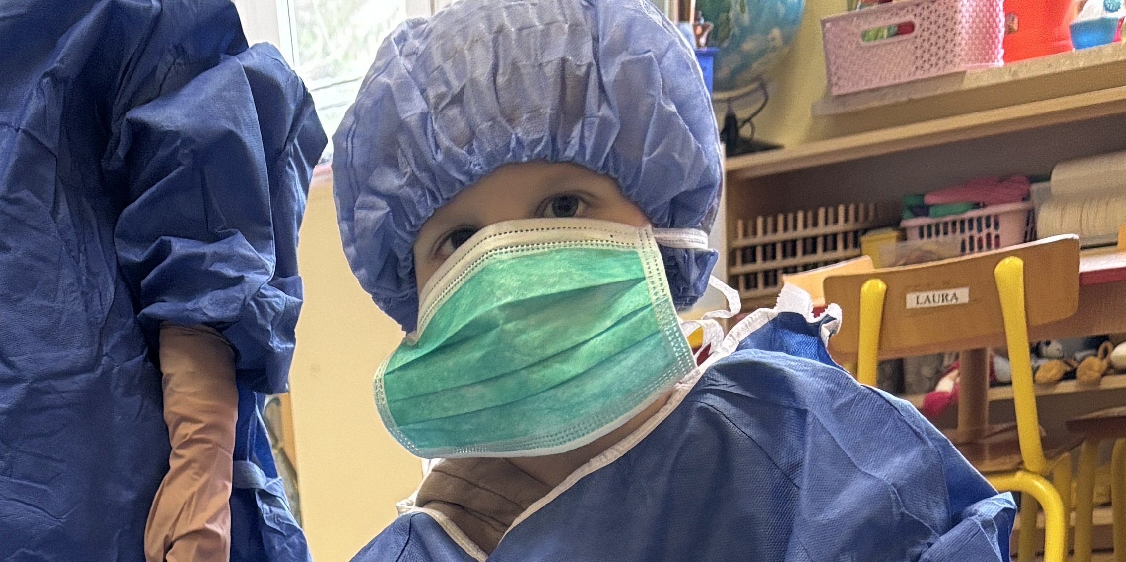 Dzieci przegrane za chirurgów bawią się w operację.