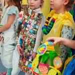 Trzy dziewczynki z grupy Motylki w strojach z recyklingu