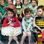 Dzieci w przebraniach z recyklingu z grup Muchomorki i Zajączki