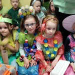 Dzieci w przebraniach z recyklingu z grup Muchomorki