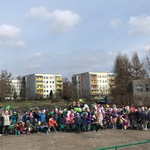Zdjęcie grupowe dzieci na placu przedszkola