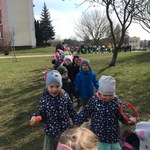 Dzieci idące w parach