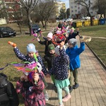 Dzieci idące w parach z instrumentami w dłoniach