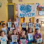 Dzieci z grupy Muchomorki prezentują plakat z okazji Światowego Dnia Autyzmu