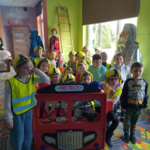 Zdjęcie grupowe dzieci w żółtych kaskach na głowach