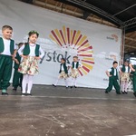 Dzieci tańczące na scenie