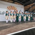 Dzieci stojące przed mikorofonami