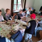 Dzieci na zajęciach z lepienia gliny 