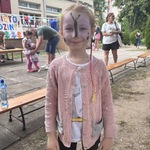 Dziewczynka z pomalowaną twarzą