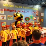 Grupa dzieci wraz z maskotką Jagiellonii 