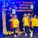 Trzy dziewczynki na scenie