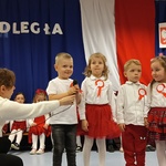 Dzieci z grupy Pszczółki na scenie 