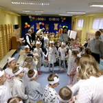 Dzieci tańczące w kole