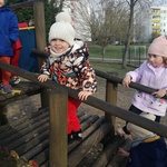 Dziewczynki z grupy biedronki bawiące się na placu