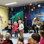 Muzycy wraz z dziećmi grającymi na janczarach 