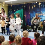Muzycy wraz z dziećmi grającymi na janczarach 