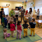 Dorośli i dzieci machają do siebie w geście pożegnania 