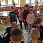 Dzieci poznają zasady gry zespołowej