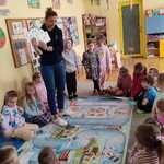 Edukatorka wyjaśnia dzieciom zasady gry