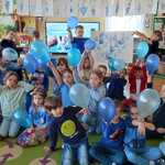 Dzieci z niebieskimi balonami