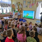 Dzieci oglądają film 