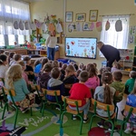Dzieci oglądają prezentację o hospicjum