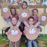 Dziewczynki trzymają prace plastyczne 