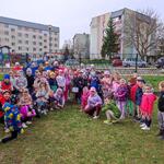 Grupa dzieci z Drzewem Pamięci Ofiar Zbrodni Katyńskiej