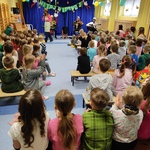 Dzieci aktywnie słuchają muzyki