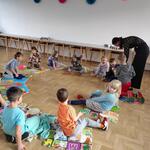 Grupa dzieci gra na instrumentach perkusyjnych
